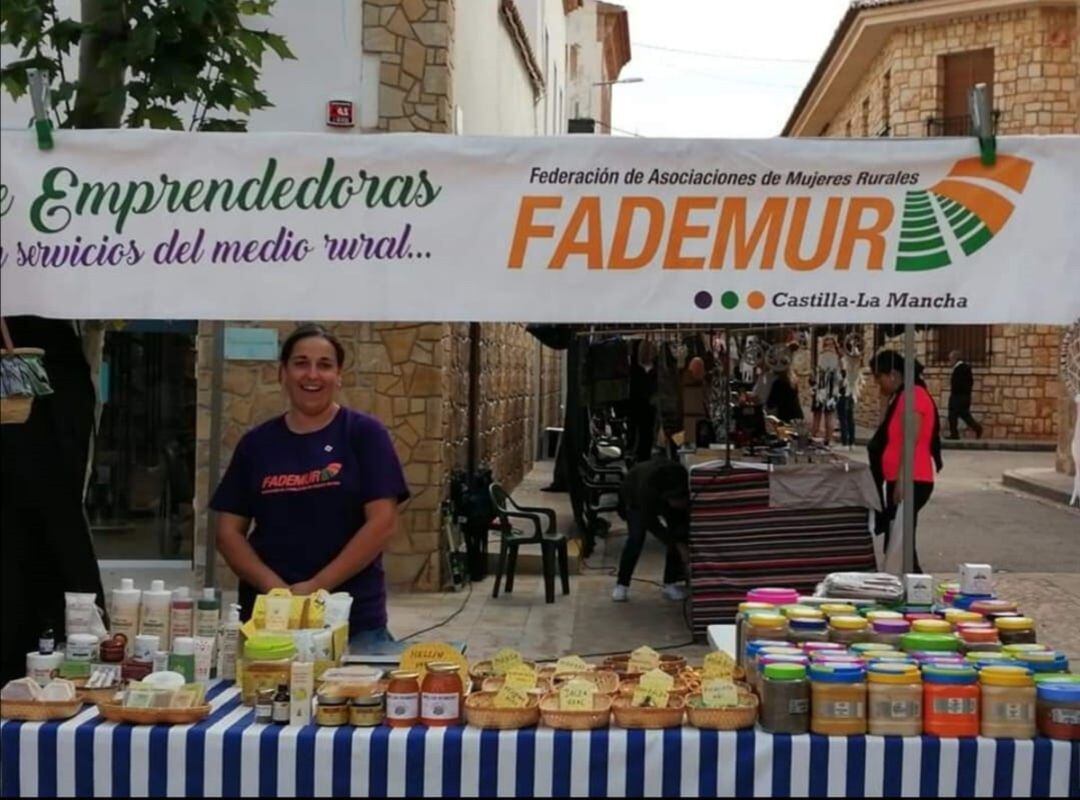 La emprendedora de 'Más que abejas' ofreciendo sus productos