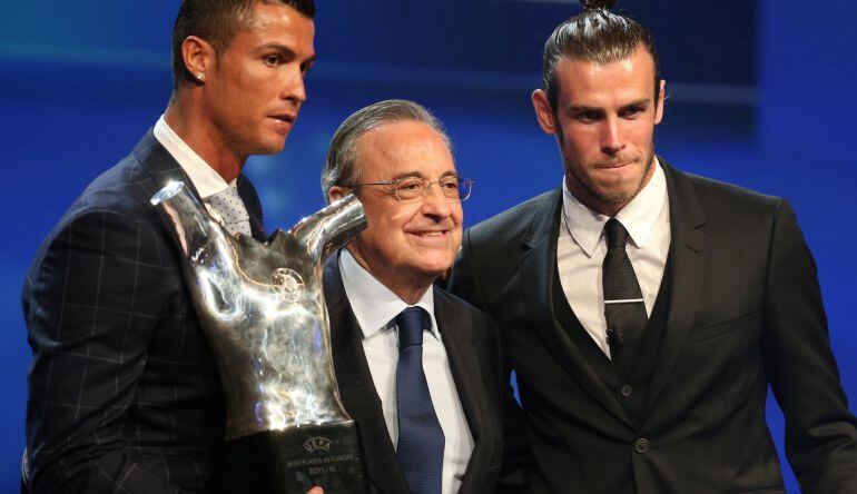 Cristiano, Florentino y Bale, en la gala del sorteo de la fase de grupos de la Champions.