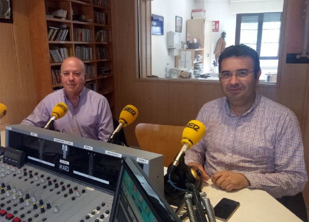 El acalde, Elías Arranz (i) y el líder de la oposición, Roberto Díez, en los estudios de la SER.