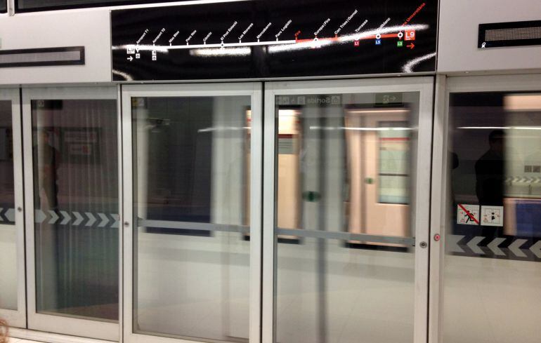 Un tren arribant a l'andana d'una estació de la línia 9