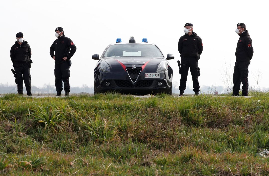 Los Carabinieri hacen un control en las carreteras