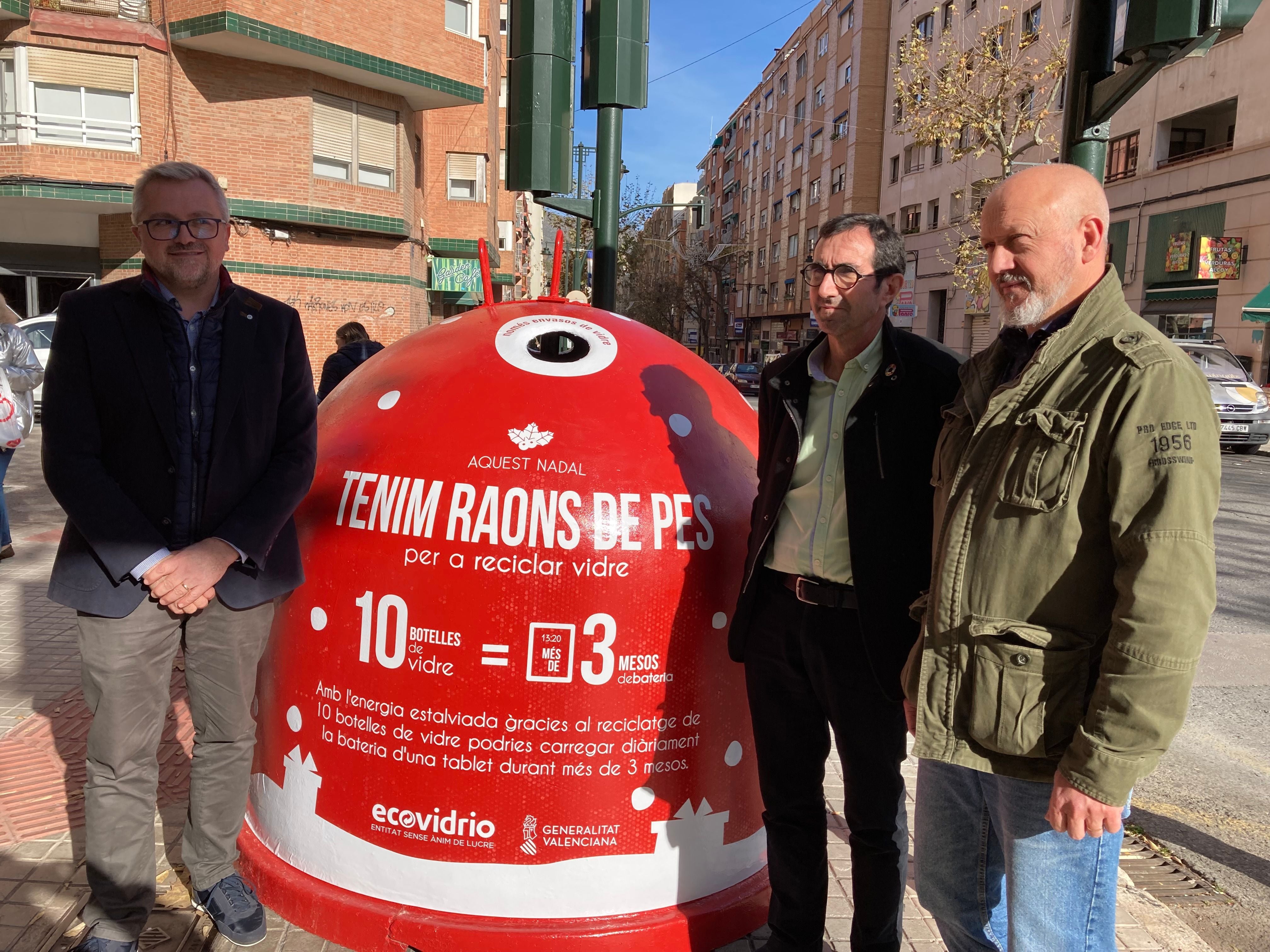 Uno de los contenedores de vidrio instalado en la plaza Miguel Hernández