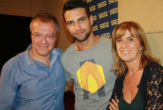 El protagonista y el director de 'El Niño' posan con Gemma Nierga.