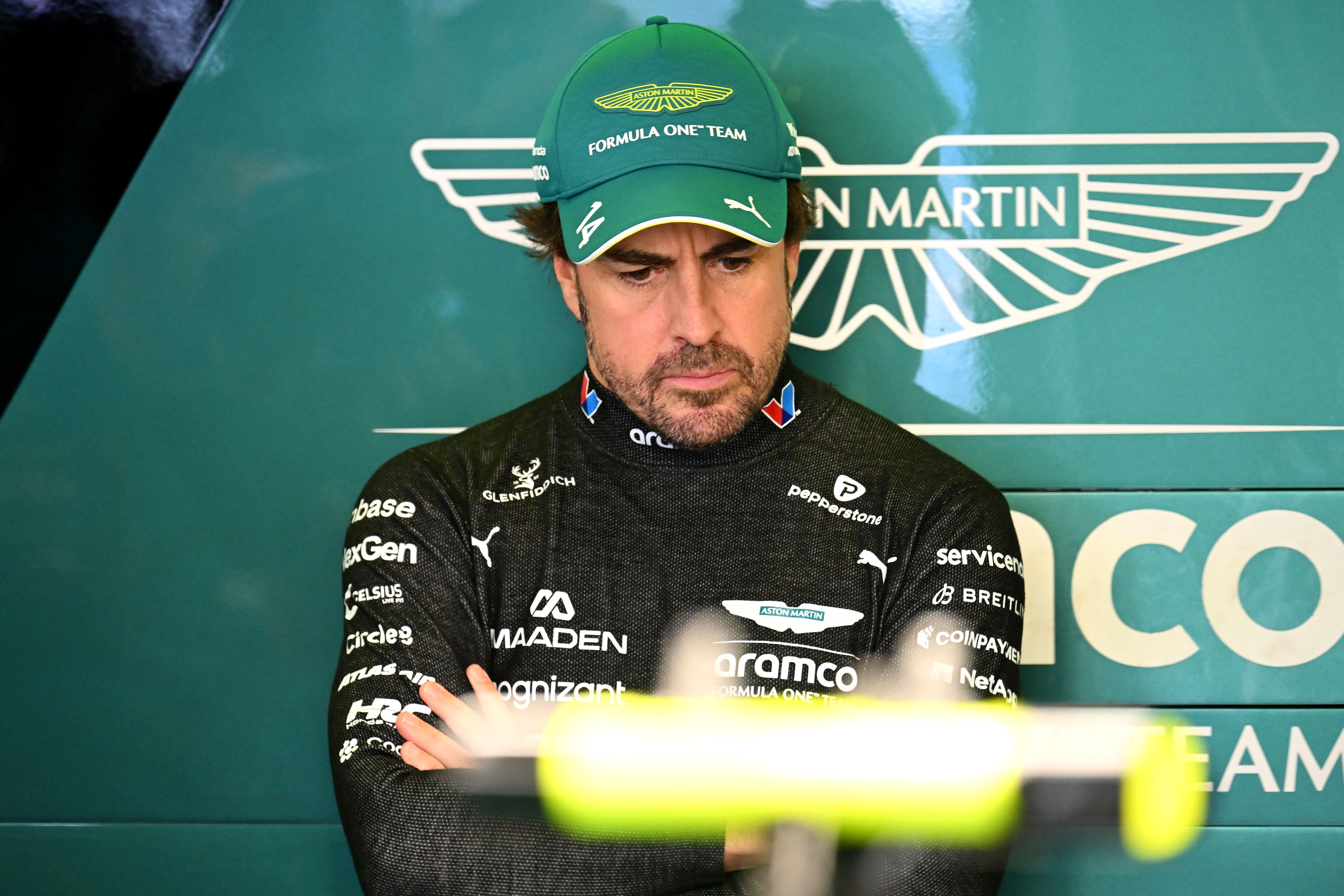 Fernando Alonso, en el 'box' de Aston Martin durante el GP de Australia