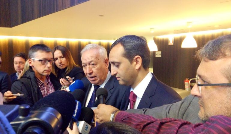 El ministro Margallo y César Sánchez atienden a la prensa en la OAMI