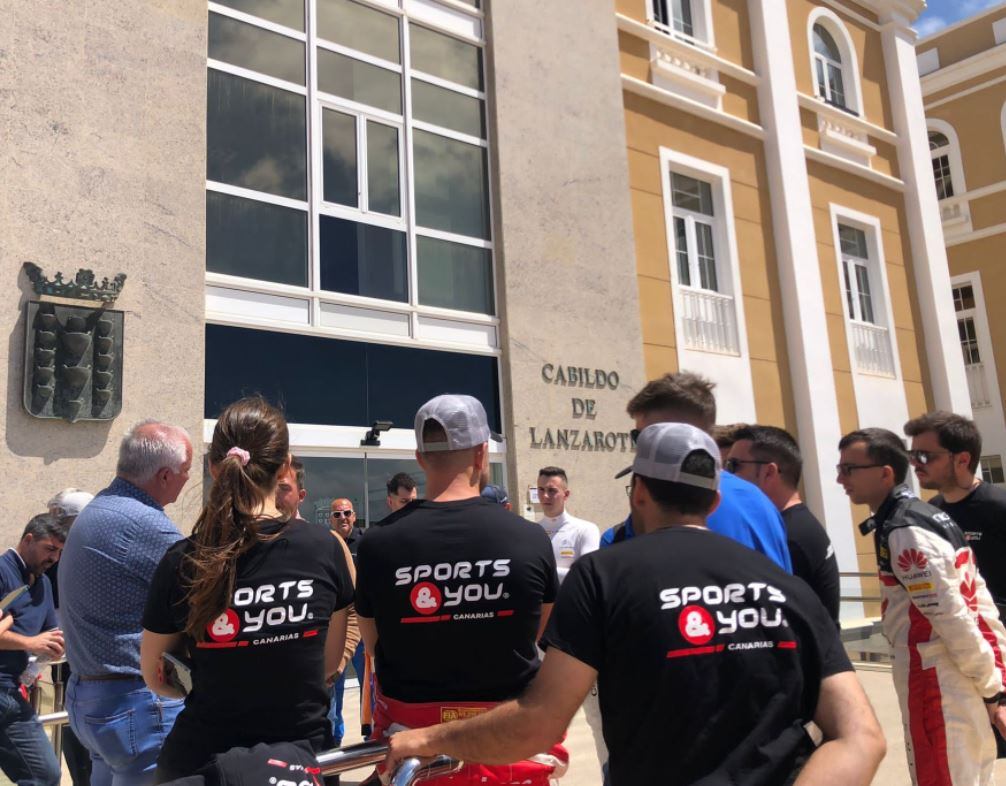 Varios de los pilotos participantes pidiendo explicaciones en la puerta del Cabildo de Lanzarote.