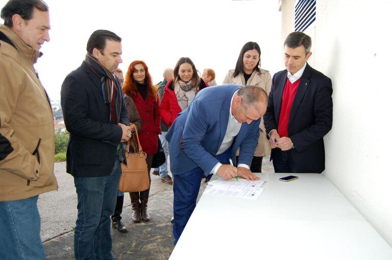 El alcalde de Los Barrios, Jorge Romero, durante la firma del acta de cesión y ocupación de la nueva obra.