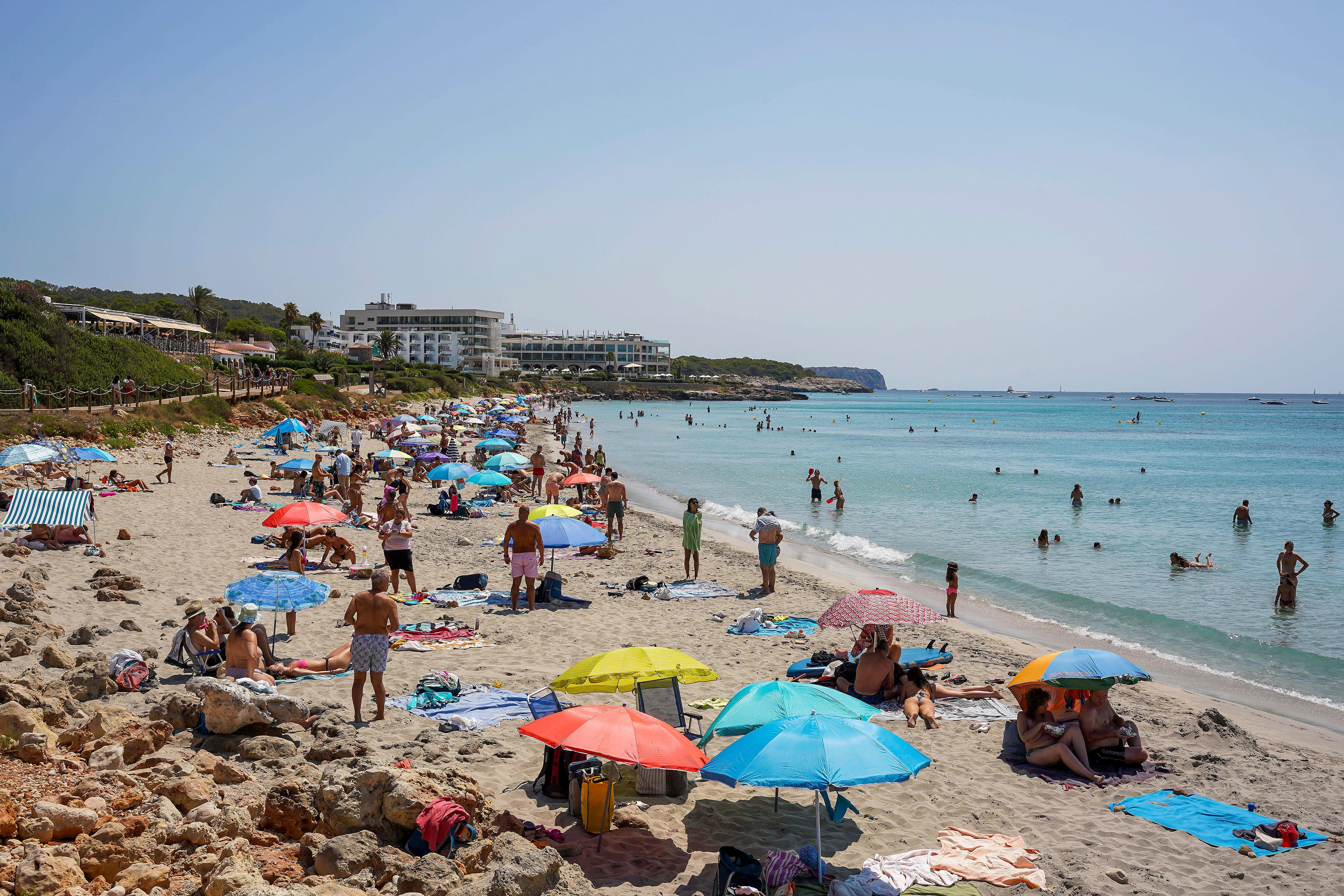 MENORCA, 03/08/2025.- Primer día ola de calor este domingo en la playa de Sant Adeodato de Es Migjorn Gran, Menorca. EFE/David Arquimbau Sintes
