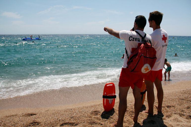 Socorristes de la Creu Roja en una platja de les comarques de Girona.