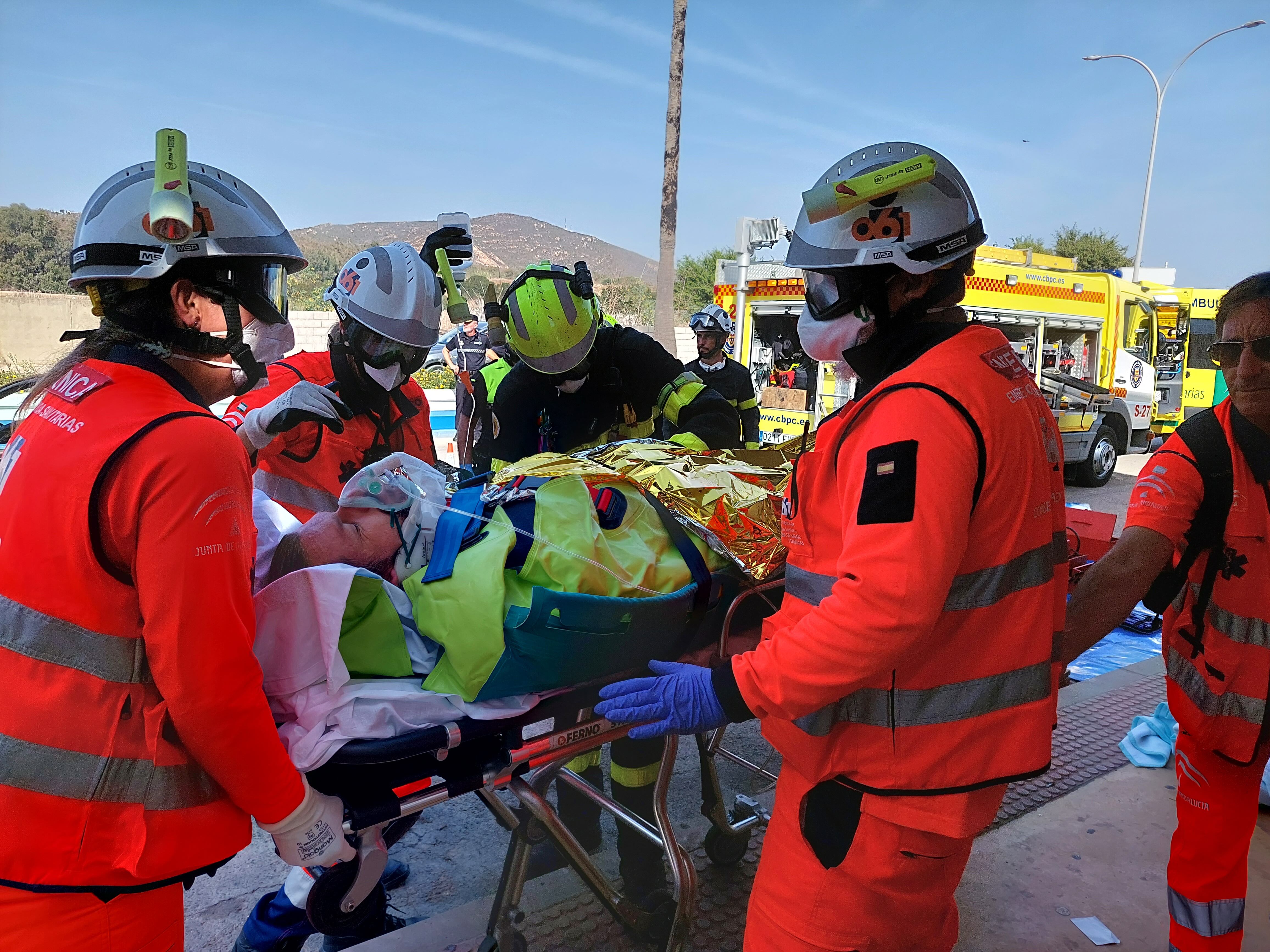 El equipo de emergencias del 061 trasladando a un paciente