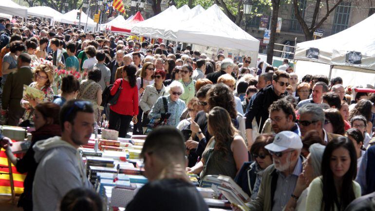 El Gremi de Llibreters constata un "optimisme generalitzat" per Sant Jordi amb un increment de públic i vendes