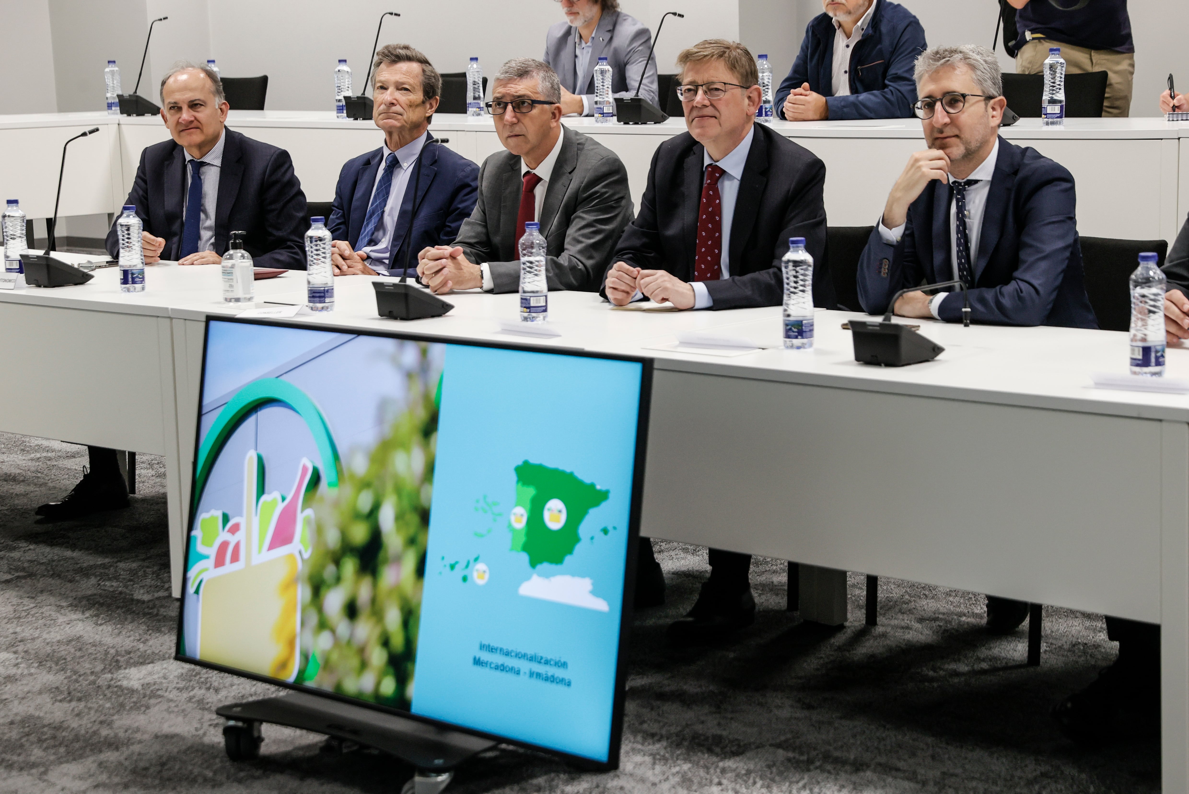 El president de la Generalitat, Ximo Puig (centro), acompañado por los consellers de Hacienda, Arcadi España (dcha), e Industria, Rafael Climent (3º izqda), durante su visita al centro de coinnovacion de Mercadona en Lisboa, en la última jornada de la misión institucional y económica que encabeza en Portugal junto a una veintena de empresas valencianas.