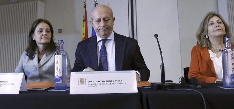 El ministro de Educación, José Ignacio Wert, junto a las secretarias de Estado de Educación, Montserrat Gomendio