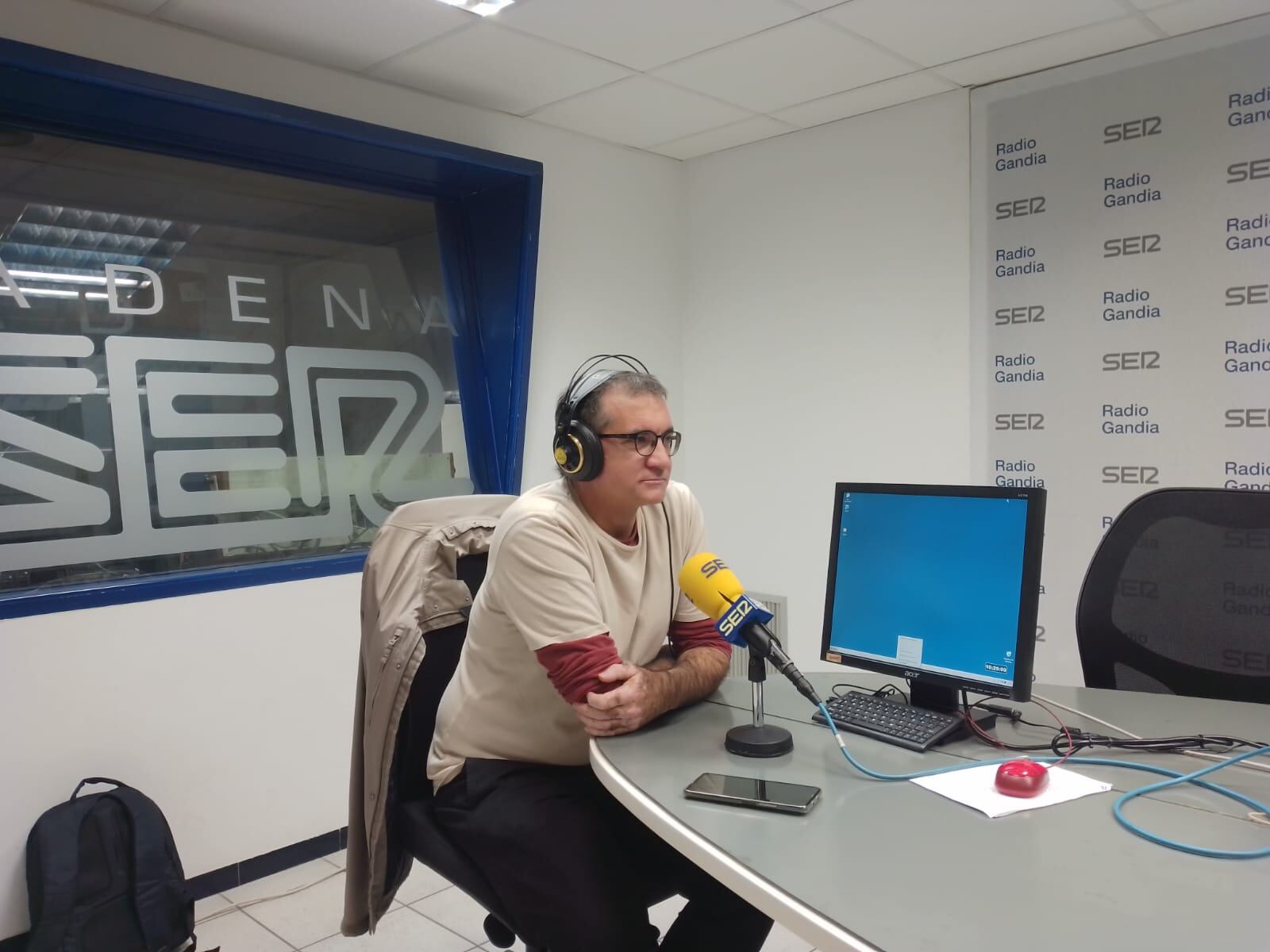 Marc Candela en los estudios del Grupo Radio Gandia.