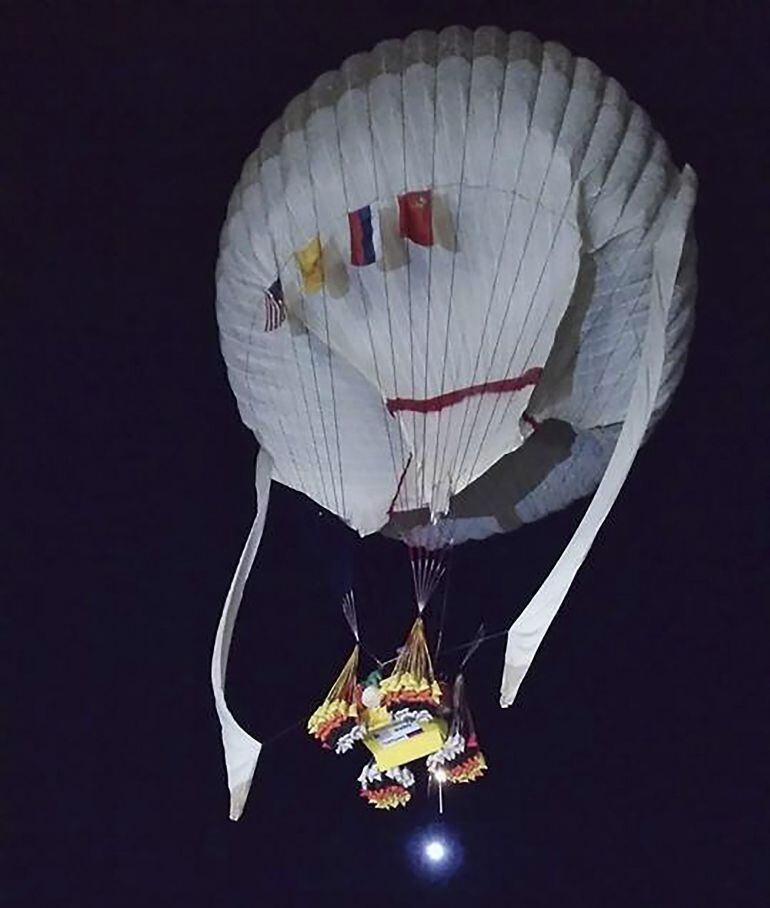 The Two Eagles balloon, with pilots Leonid Tiukhtyaev and Troy Bradley, launches in Saga, Saga Prefecture in this January 25, 2015 picture courtesy of Tsuyoshi Ogushi of the Two Eagles Balloon Team. Two balloonists, Bradley of the U.S. and Tuikhtyaev of R