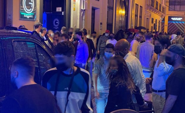 Jóvenes este sábado de madrugada en el centro de Málaga