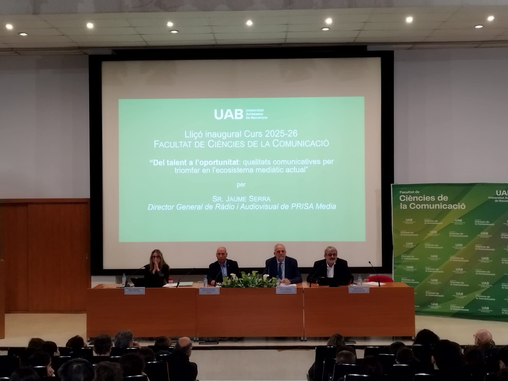 Jaume Serra, a la dreta, durant la lliçó inaugural del curs a la Facultat de Ciències de la Comunicació de la UAB