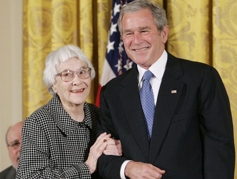 La escritora Harper lee junto al expresidente Bush en 2007