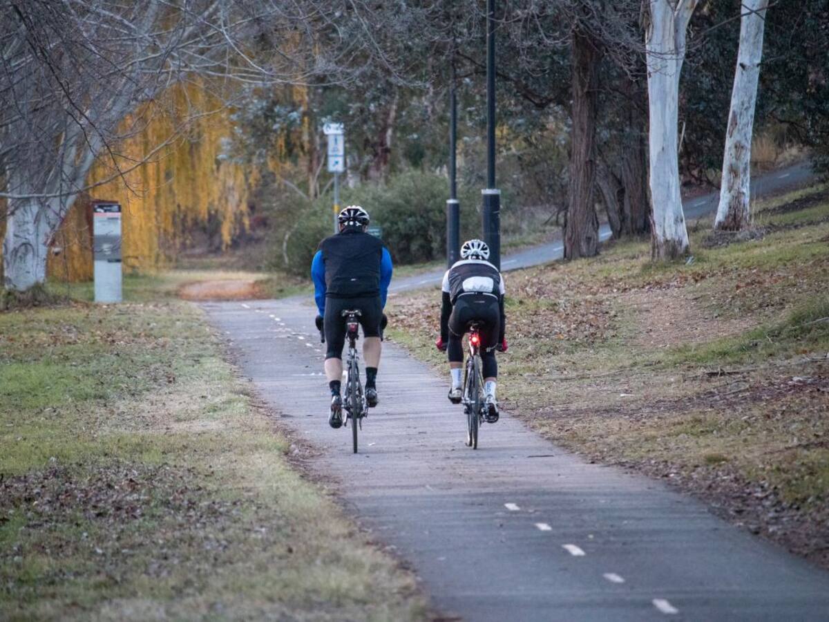 Ciclistas mayores de 60 años podrán ir por la acera