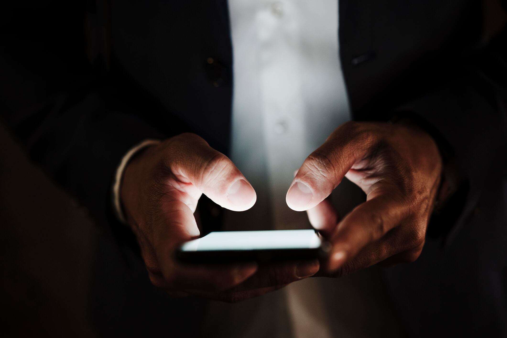 Un hombre usando su teléfono móvil.