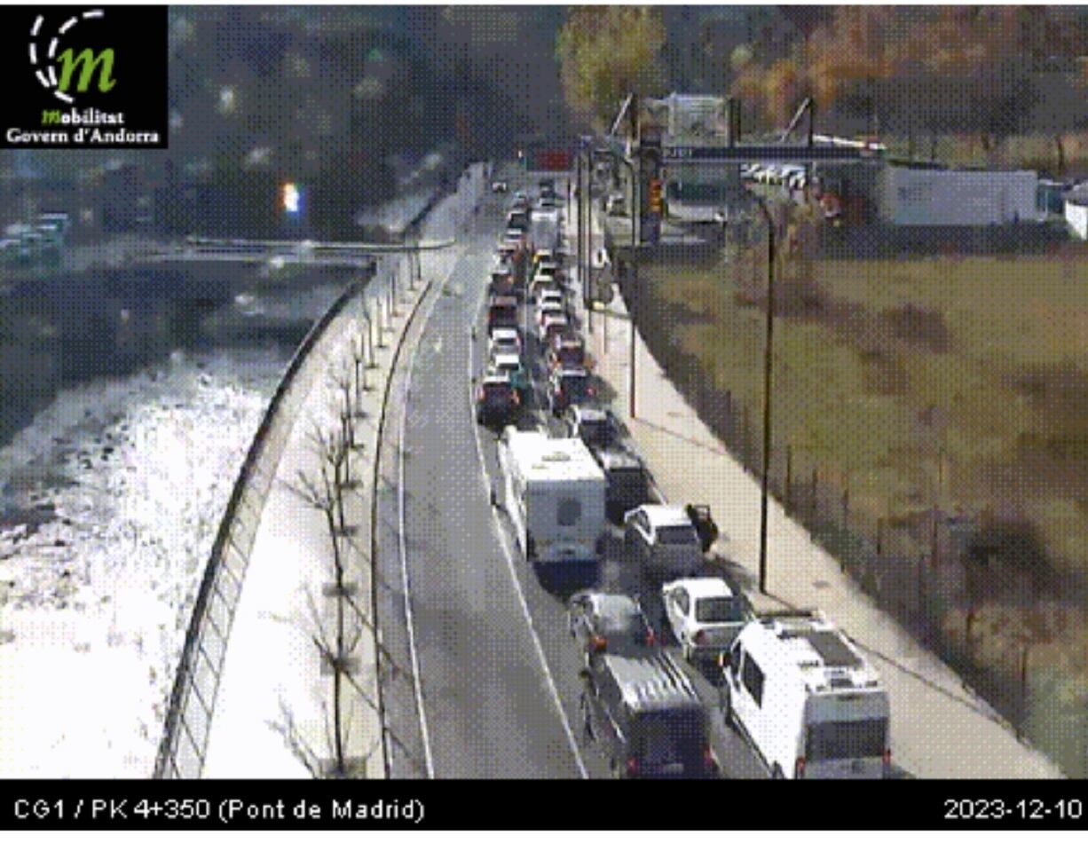 Cues al pont de Madrid, en direcció a la frontera, el migdia d'ahir, dia d'operació sortida del pont de la Puríssima.