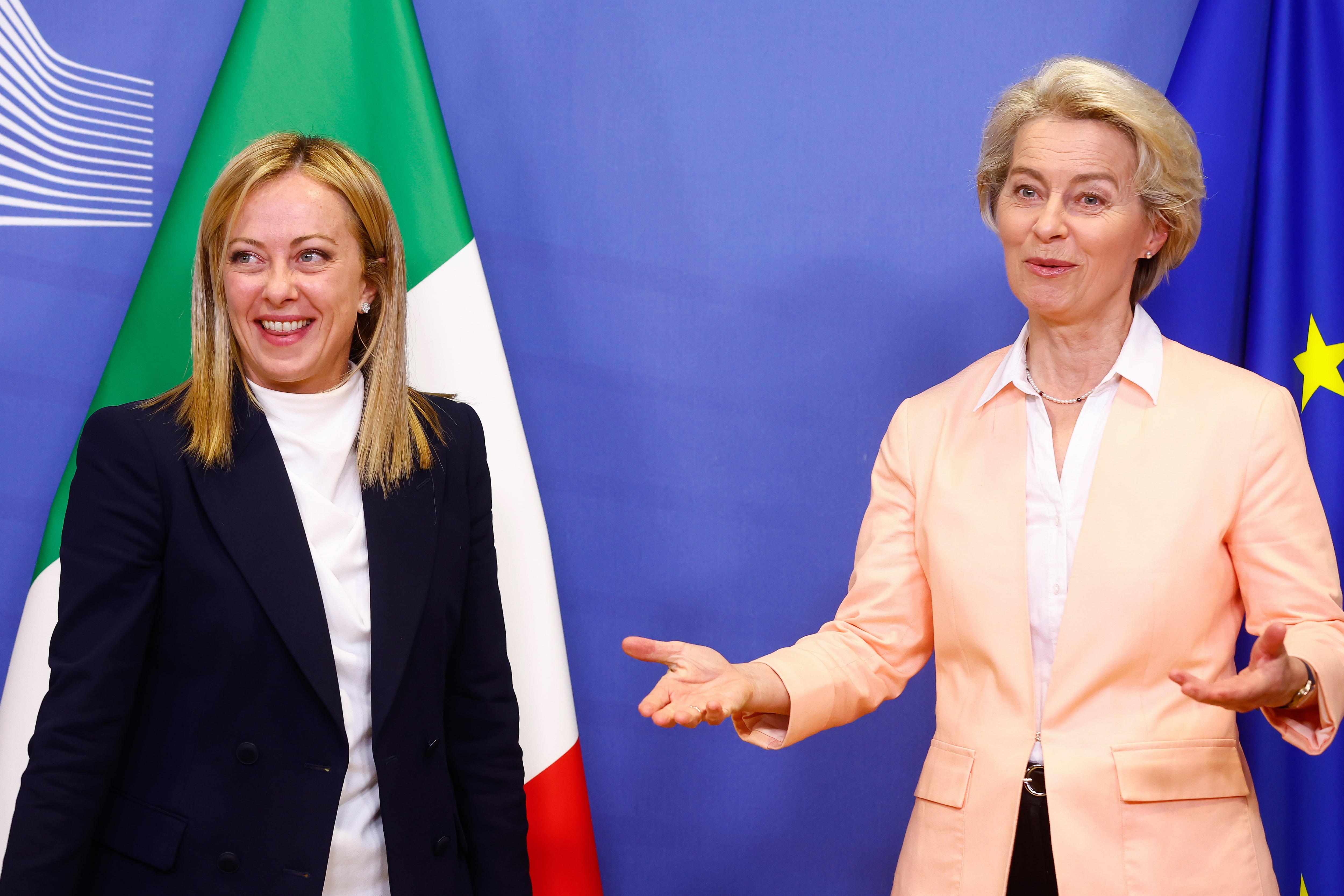 Brussels (Belgium), 03/11/2022.- Italian Prime Minister Giorgia Meloni (L) is welcomed by the European Commission President Ursula von der Leyen ahead of a meeting at the European Commission in Brussels, Belgium, 03 November 2022. (Bélgica, Italia, Bruselas) EFE/EPA/STEPHANIE LECOCQ
