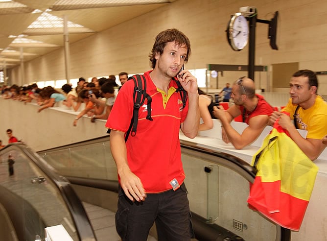 Raúl López habla por teléfono durante un viaje con la Selección española