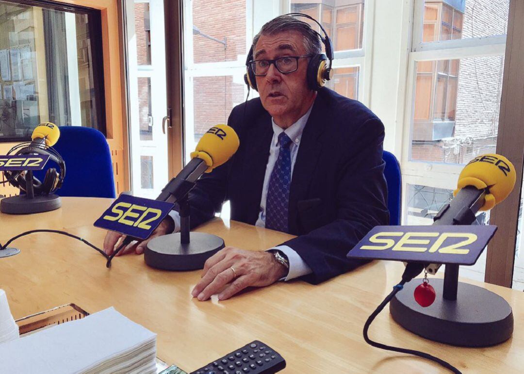 Mario Urrea en los estudios de Radio Murcia.