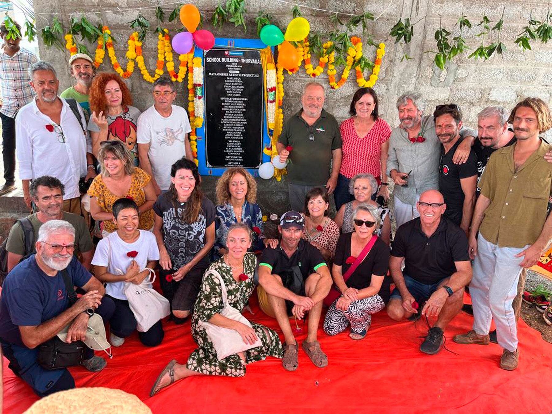 Els artistes que van participar en la iniciativa solidària en La Índia