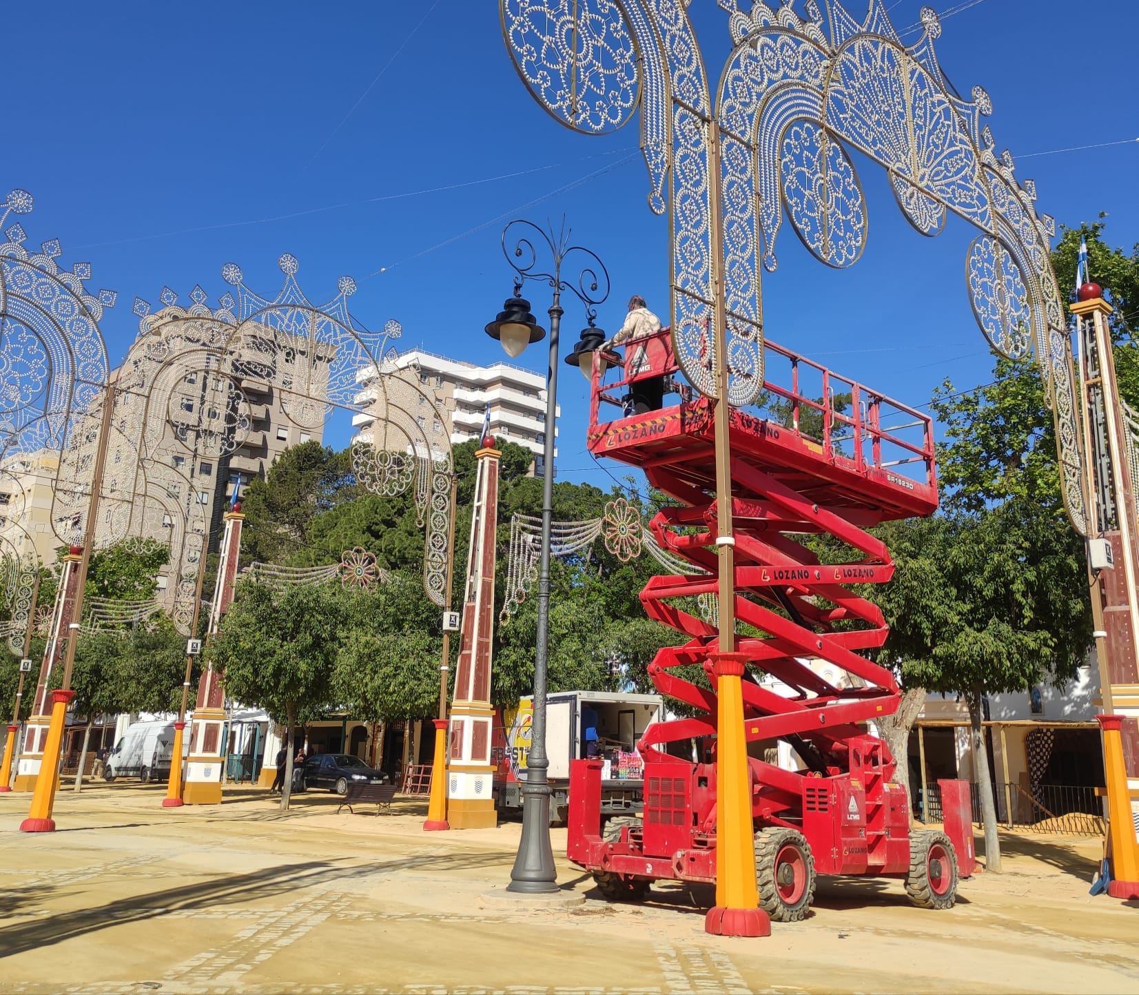 Un operario comprueba una de las torretas del alumbrado de la Feria del Caballo de Jerez