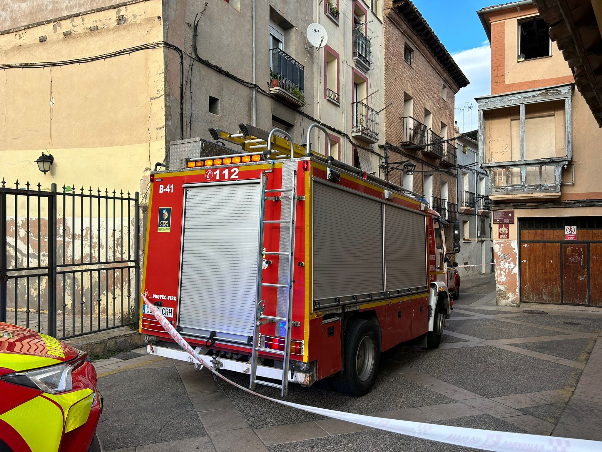 Una mujer ha fallecido en Calahorra (La Rioja) al derrumbarse el techo de su vivienda.