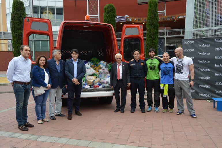 El Alcalde de Alcorcón y el Padre Ángel con los alimentos recogidos en el Memorial Bomberos Alcorcón