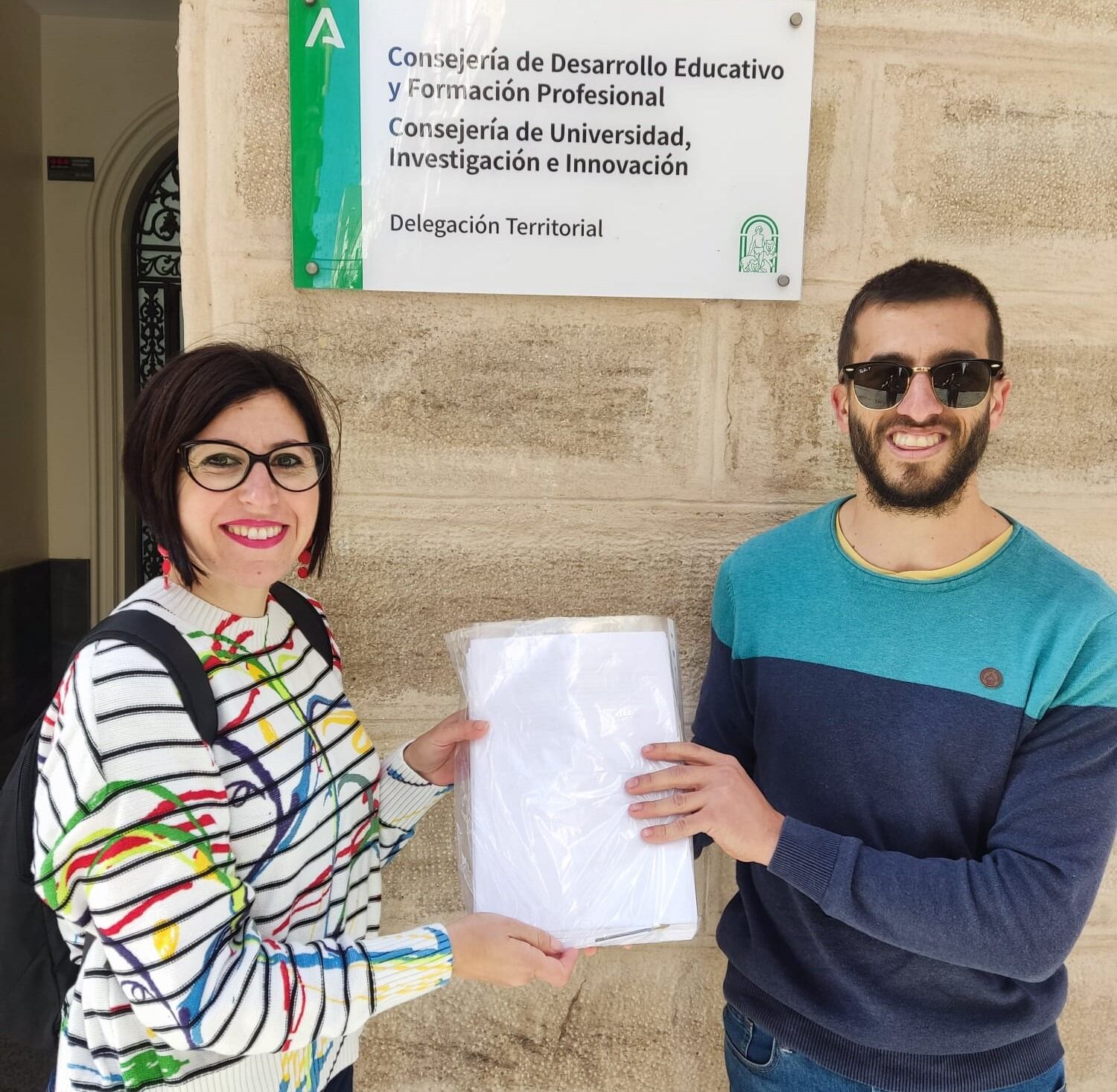 Entrega de las firmas en la delegación territorial de Educación