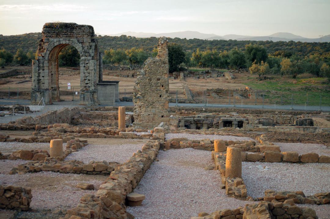 El arco cuadrifronte es el principal reclamo del yacimiento romano de Cáparra