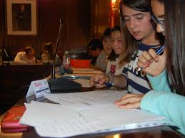 Presupuestos infantiles en el salón de plenos del Ayuntamiento de Soria.