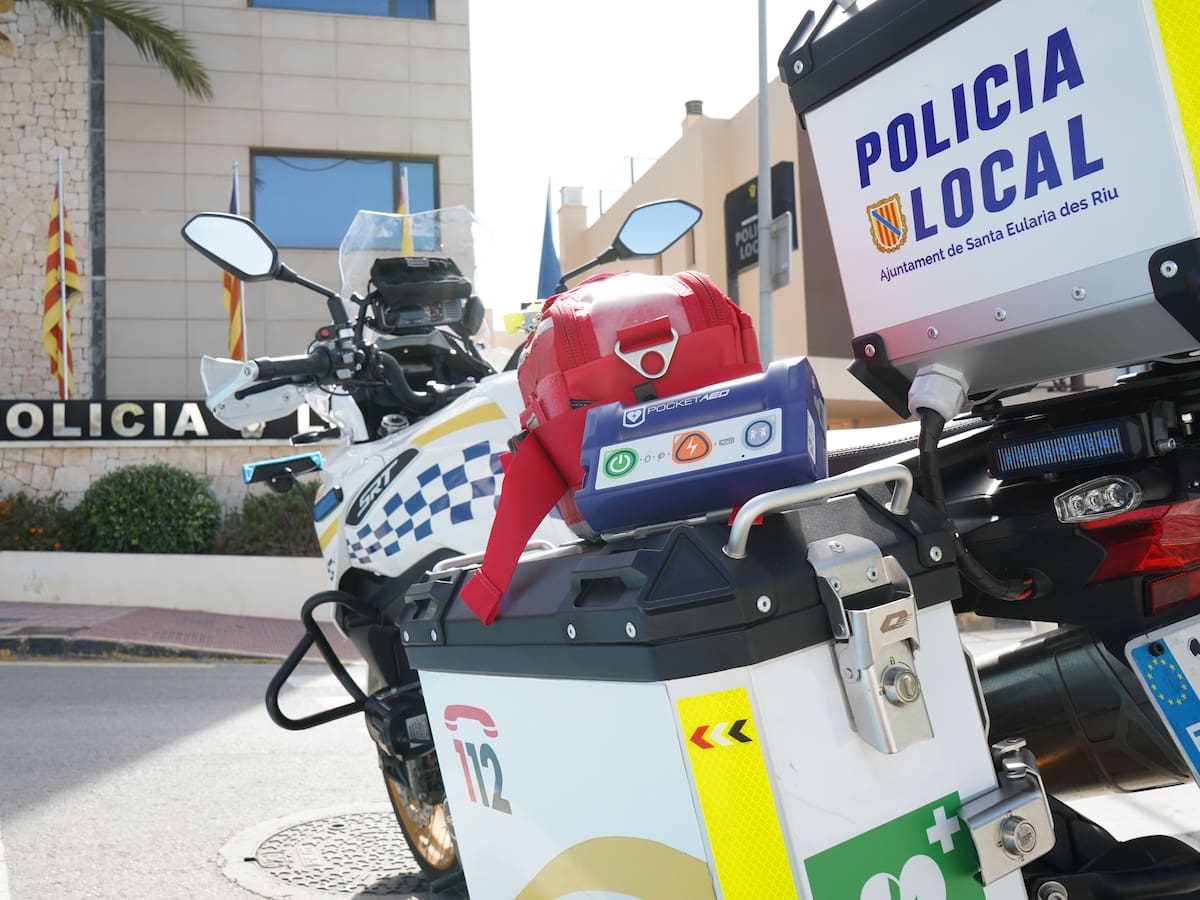 La Policía Local de Santa Eulària empieza a patrullar con desfibriladores portátiles personales