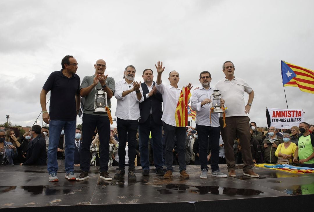 Josep Rull, Raül Romeva, Jordi Cuixart, Oriol Junqueras, Jordi Turull y Joaquim Forn, tras salir indultados de la prisión de Lledoners, el 23 de junio de 2021.