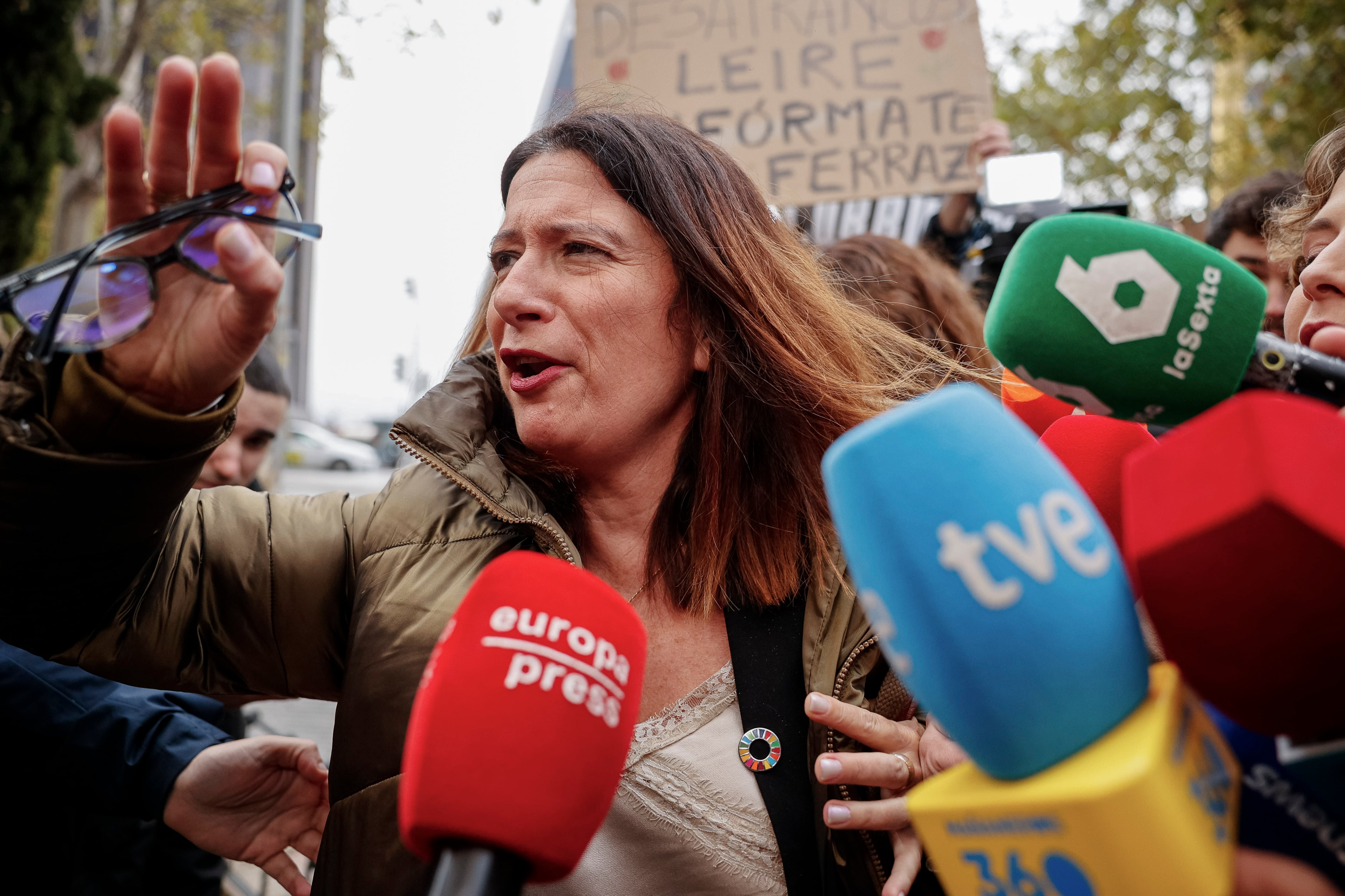 Leire Díez (c), exmilitante del PSOE, a las puertas de los Juzgados de Plaza de Castilla este lunes.