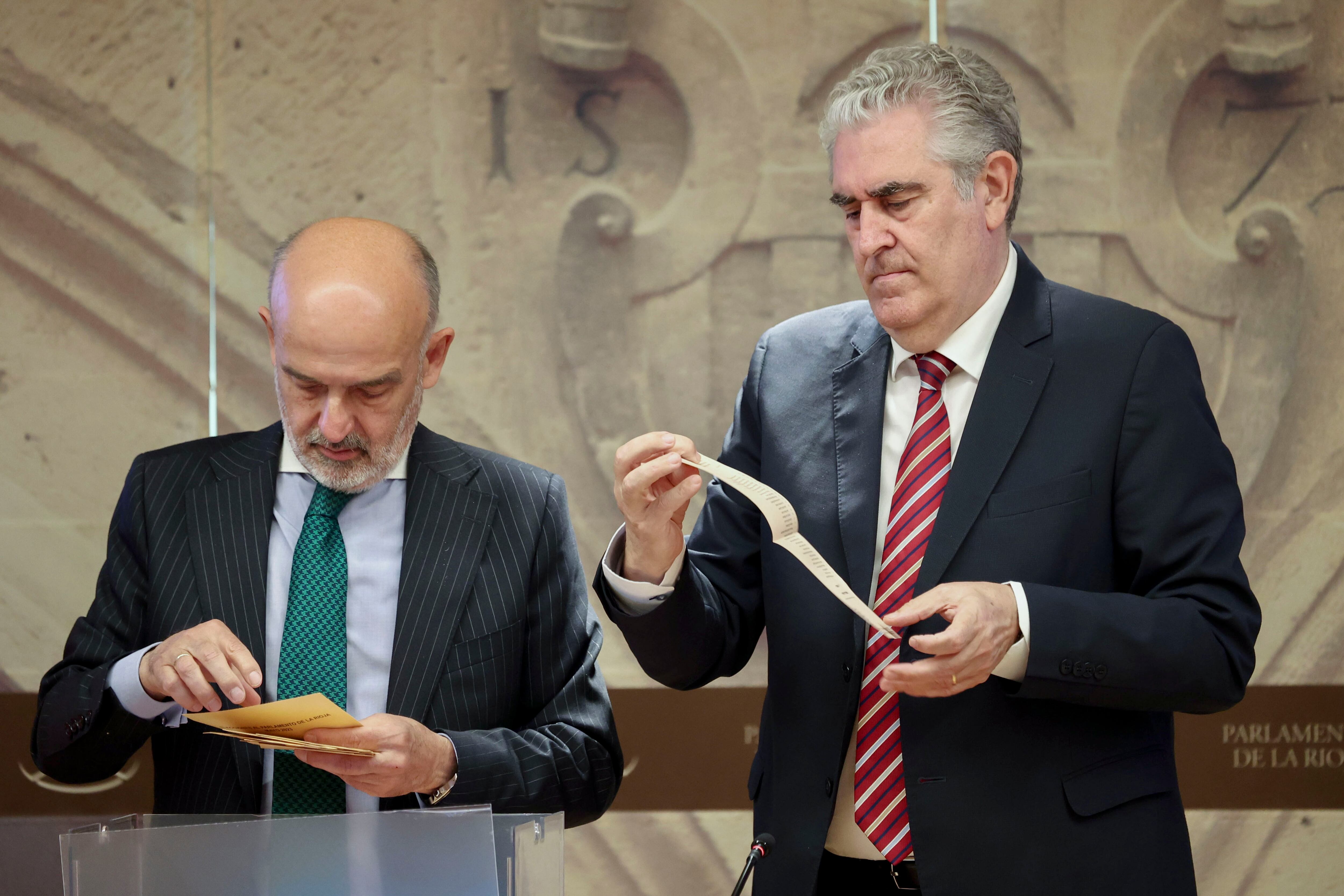 GRAF1845. LOGROÑO, 02/06/2023.- El presidente del Tribunal Superior de Justicia de La Rioja, Javier Marca Matute (d), y la Junta Electoral de la Comunidad Autónoma de La Rioja durante el recuento de los 1.408 votos emitidos por parte de los inscritos en el Censo Electoral de Residentes Ausentes a las elecciones autonómicas del pasado 28 de mayo, de los que 983 se han considerado válidos y 425, no válidos, este viernes en el Parlamento de La Rioja. EFE/Raquel Manzanares