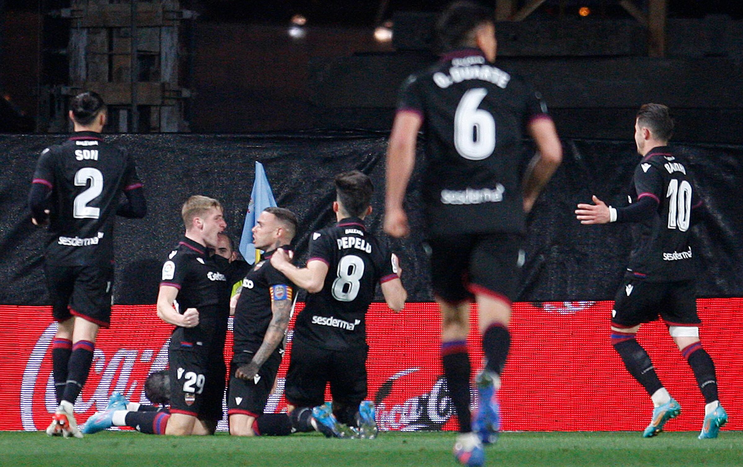 Los jugadores del Levante celebran el gol en el partido de Liga celebrado en el estadio Balaidos de Vigo. EFE / Salvador Sas