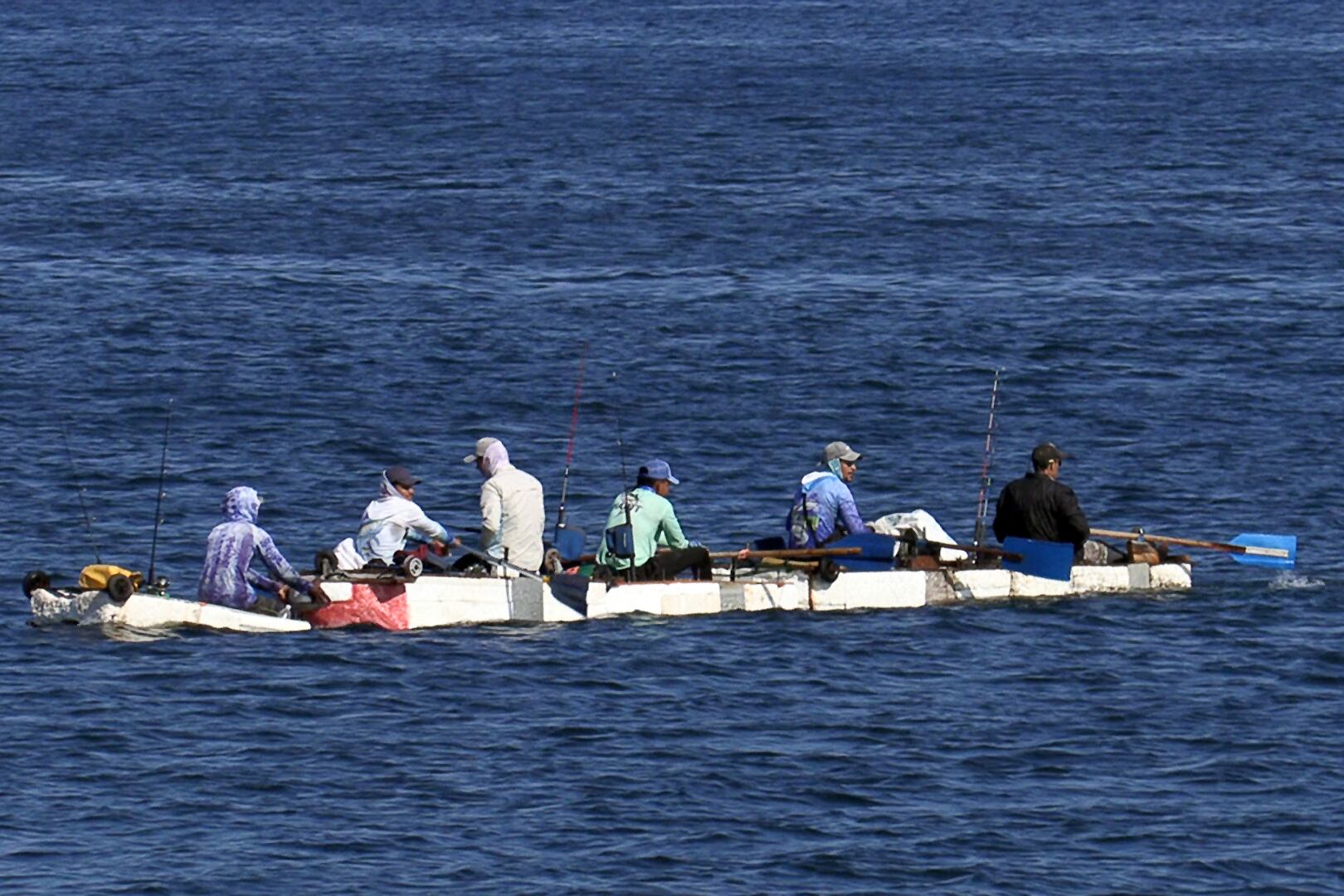 Personas pescan abordo de un bote este jueves, en La Habana (Cuba).
