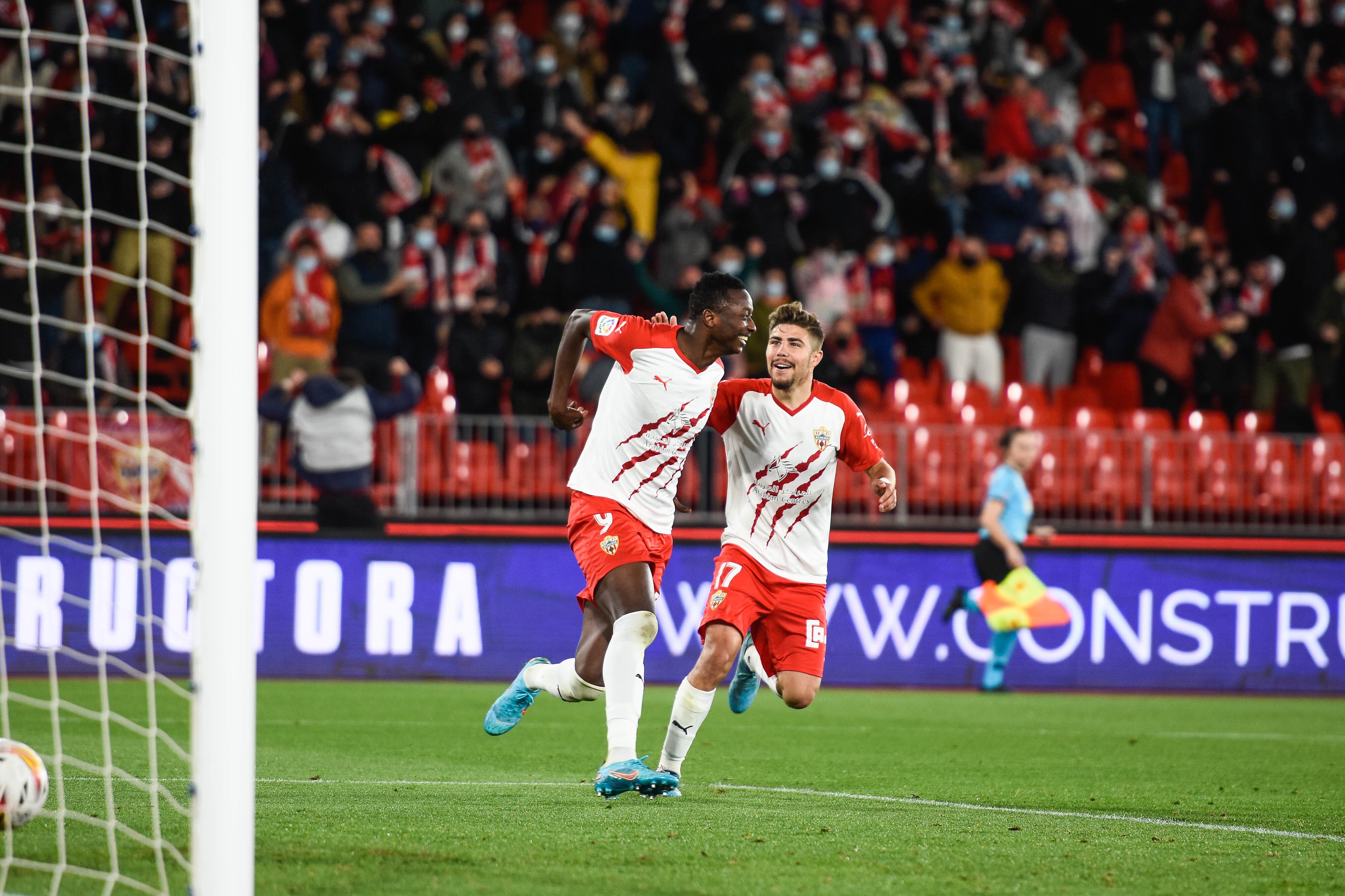 Pozo y Sadiq en el Almería-Mirandés del pasado domingo.