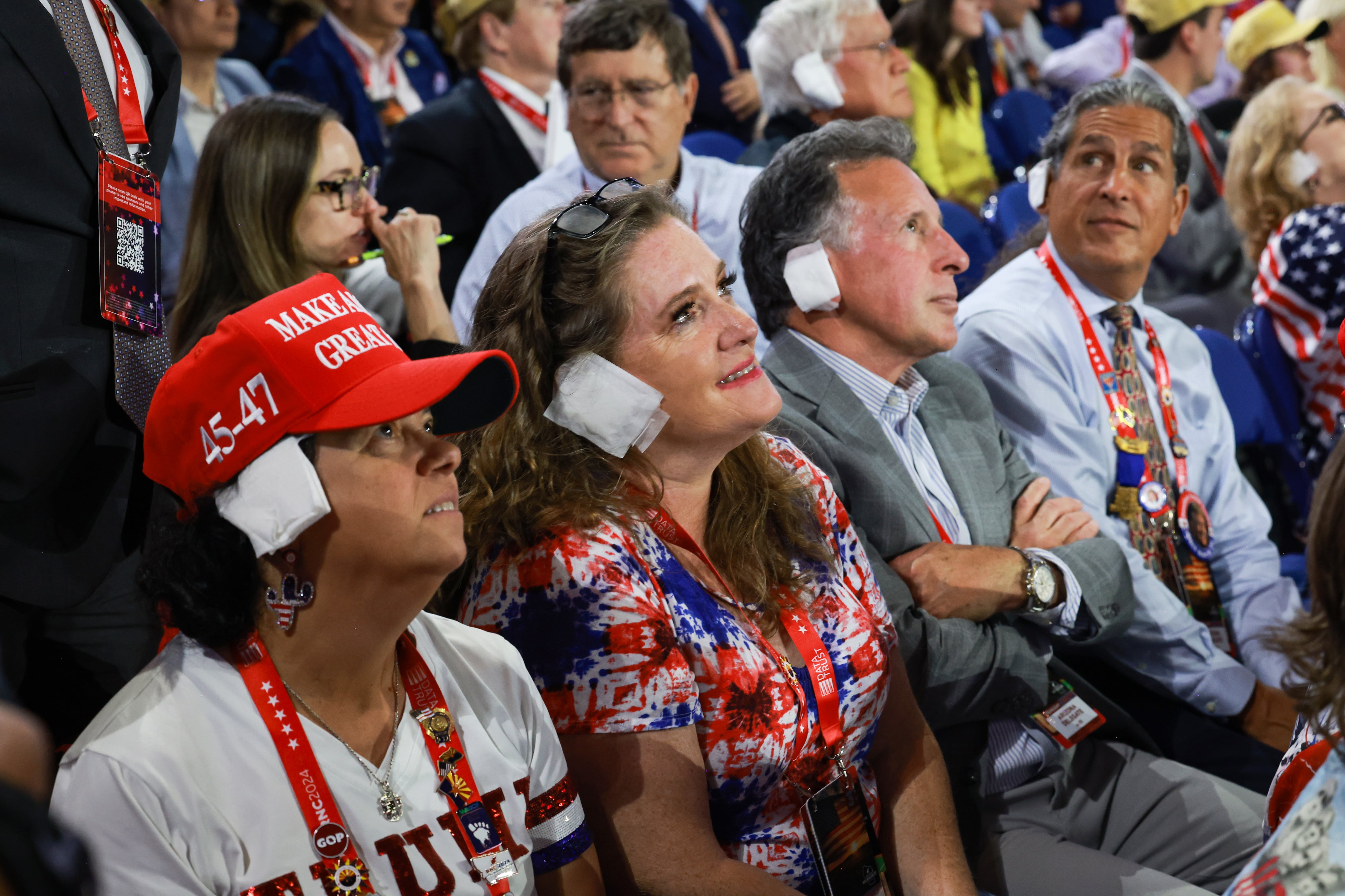 Un grupo de republicanos con la oreja tapada.