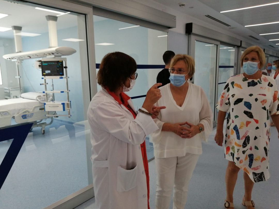 La consellera de Sanidad, Ana Barceló, visita las nuevas instalaciones de la UCI en el Hospital de Elda 