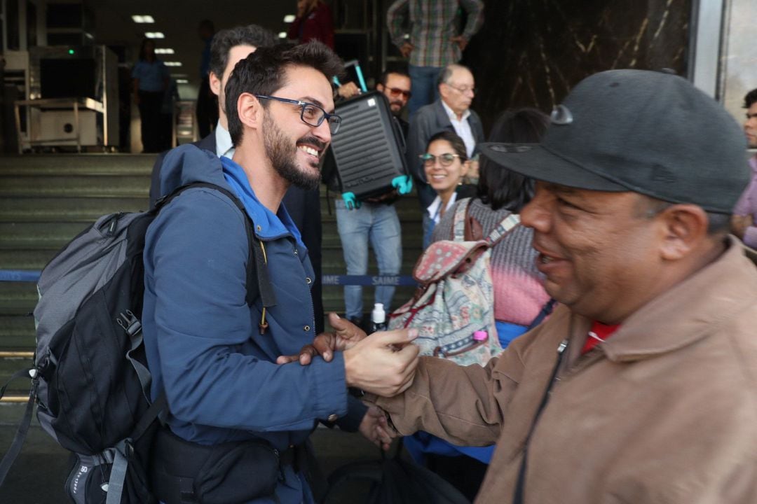 El periodista de la agencia Efe Gonzalo Domínguez (i), tras ser liberado este jueves en Caracas (Venezuela)