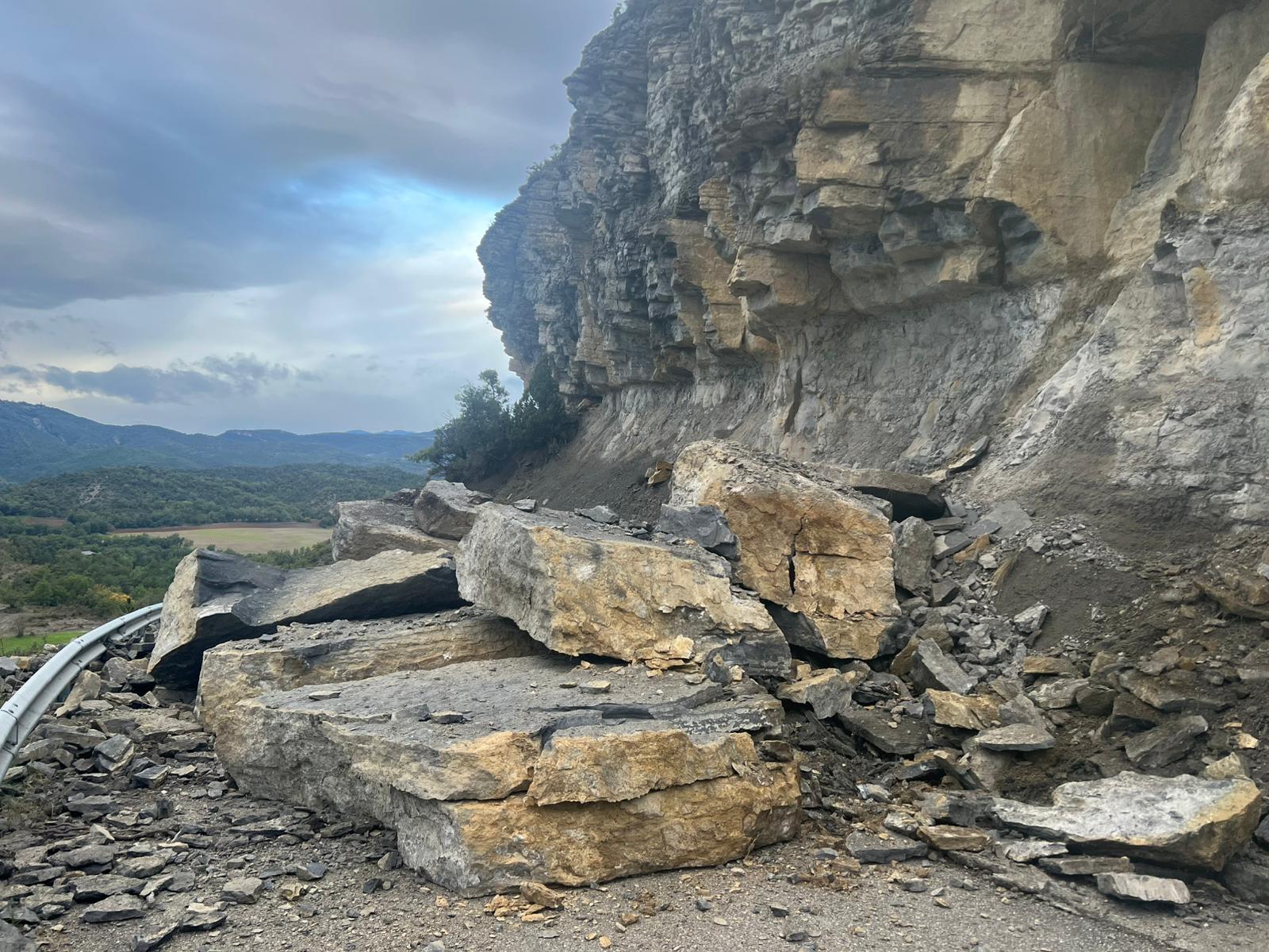 Grandes piedras caían en la carretera. Foto: Ayuntamiento de Aínsa