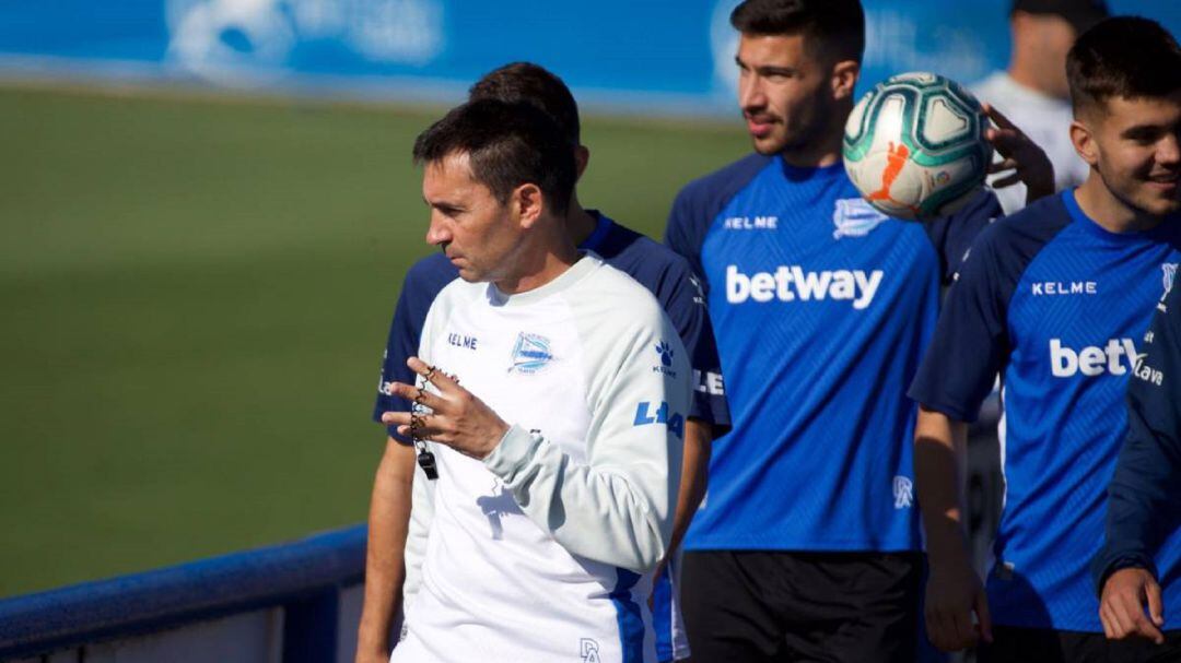 Asier Garitano al frente de sus jugadores.