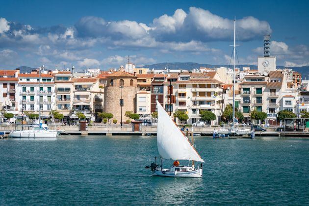 El passeig marítim de Cambrils des de la costa. 