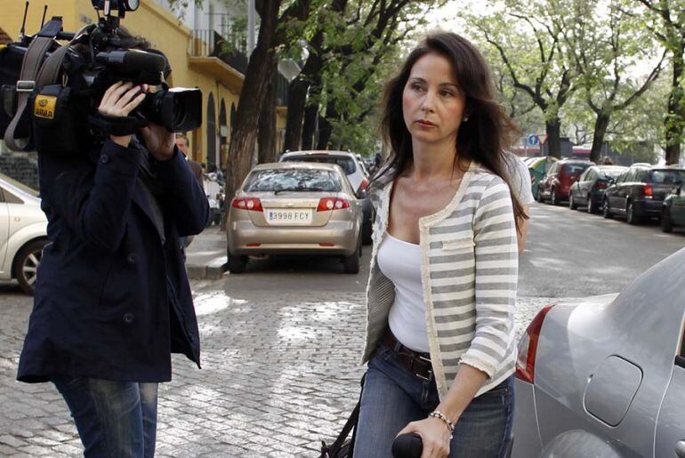 3.000 millones de euros destinados a la formación en Andalucía entre 2005 y 2013 están sin justificar, según reflejan los informes de Auditoría de Cumplimiento realizados por la Intervención de la Junta y los informes especiales sobre las subvenciones otorgadas por el Servicio Andaluz de Empleo(SAE). Son datos recogidos por la Guardia Civil, a requerimiento judicial, en uno de los últimos atestados entregados a la jueza Mercedes Alaya, en el procedimiento sobre el supuesto fraude en los cursos de formación.  
 La mayor parte del dinero, 2.200 millones de euros, se corresponden con programas ejecutados por los servicios centrales del Servicio Andaluz de Empleo y los demás por las diferentes delegaciones provinciales.
 
 Son datos de la investigación sobre los cursos de formación que se van conociendo, una vez que la magistrada ha levantado parcialmente el secreto del sumario. 
 
 La ex directora general de Formación de la Junta, Teresa Florido, en su declaración tras ser detenida el 24 de marzo, dice que pidió la destitución de la gerente del consorcio Formades de Almonte, Ana María Orihuela, también detenida, porque descubrió que los contratos menores, en los que no había que pedir tres presupuestos, siempre se los adjudicaba a su propio hijo. Además, creía que las persona que ejercia labores de limpieza en ese centro era una cuñada de Orihuela.
 
 Florido también apunta a otras irregularidades, como un descuadre en los presupuestos de un millón de euros, o la existencia de multitud de gastos no subvencionables en Formades.
 
 Ignacio García, interventor de la Junta que ha declarado como testigo, manifiesta que &quot;las deficiencias en las tareas de justificación del SAE se hacían deliberadamente&quot;. Y lo manifiesta así, explica, &quot;por evidencias indirectas&quot;. García asegura que la razón para actuar así era para beneficiar a empresas o grupos. También declara que los certificados donde se hacía constar que los fondos se habían destinado a la finalidad objeto de la subvención &quot;no eran concordantes con la realidad&quot;, en multitud de ocasiones.  
 
 El interventor se queja de la falta de personal en el servicio. Afirma que los funcionarios destinados en la Intervención no tienen formación específica y eso provoca un &quot;retraso importante en la emisión de informes&quot;.
 
  
 