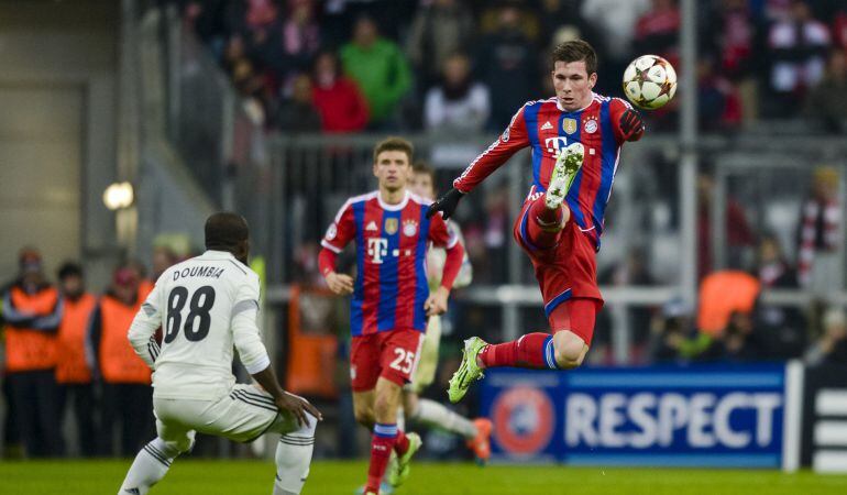 Bayern Munich's Danish striker Pierre Emil Hojbjerg (R) plays the ball during the UEFA Champions League Group E second-leg football match FC Bayern Munich vs CSKA Moscow in Munich, southern Germany, on December 10, 2014. AFP PHOTO / GUENTER SCHIFFMANN